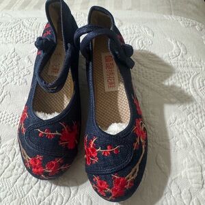 Super cute/Vintage/on Trend Embroidered womens Shoes - denim Navy and Red